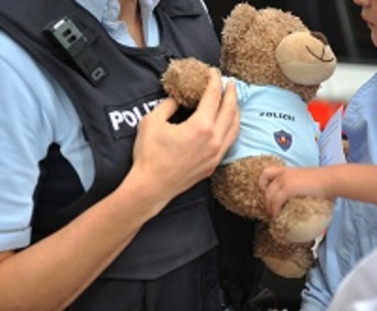 Teddy Polizei und Kind